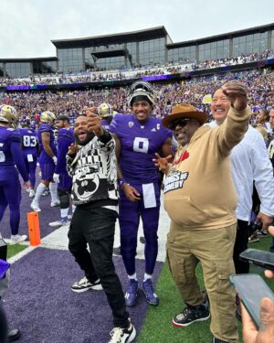 Cedric the Entertainer Instagram - @acbarbeque !!! We Outside  S/0 the#Heisman Hopefull  #Michaelpenixjr  Huskys vs Ducks  #MayorBruceHarrell got my back  @collegegameday  salute  @anthonyanderson my dert!!