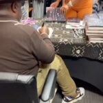 Cedric the Entertainer Instagram - Huge!! Shoutout to @malikbooks today the #flippingboxcars signing was A-One!! Much love to everyone one who came out! Including the Crew of @theneighborhood 👏🏾👏🏾👏🏾👏🏾