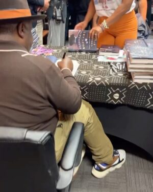 Cedric the Entertainer Instagram - Huge!! Shoutout to @malikbooks today  the #flippingboxcars signing was A-One!! Much love to everyone one who came out!  Including the Crew of @theneighborhood 👏🏾👏🏾👏🏾👏🏾