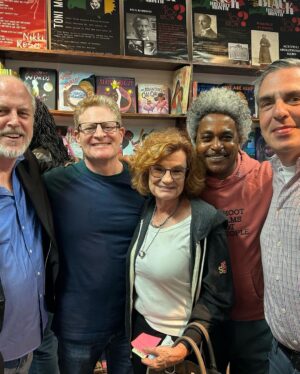 Cedric the Entertainer Instagram - Huge!! Shoutout to @malikbooks today  the #flippingboxcars signing was A-One!! Much love to everyone one who came out!  Including the Crew of @theneighborhood 👏🏾👏🏾👏🏾👏🏾