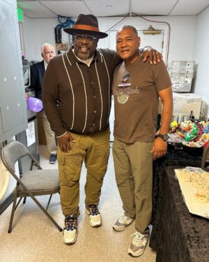 Cedric the Entertainer Instagram - Huge!! Shoutout to @malikbooks today  the #flippingboxcars signing was A-One!! Much love to everyone one who came out!  Including the Crew of @theneighborhood 👏🏾👏🏾👏🏾👏🏾