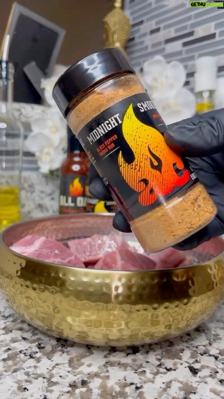 Cedric the Entertainer Instagram - Who’s getting ready for the big game?! We asked one of the best, @must.bee.honey to come up with The Ultimate Super Bowl dish and she SCORED with these saucy BBQ Pulled Pork Nachos - slow cooked pork done up right with Midnight Smoke, Lemon Stepper, AC Gold AND All Day, topped with a silky MVP cheese sauce, all over crunchy tortilla chips with spicy jalapenos for kick. Trust - it’s gonna be good to you. #superbowl #pulledporknachos