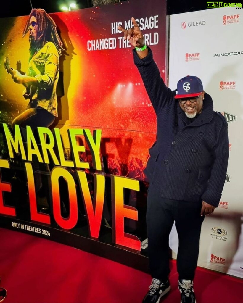 Cedric the Entertainer Instagram - Big Shout to @paffnow Its a beautiful black thing. Went to support my daughters bestie @raqueljustice01 in a very good film #FindingTony written and directed by @ravenmagwoodgoodson Shoutout my brother @stephencbishop and the rest of the cast for their performance’s