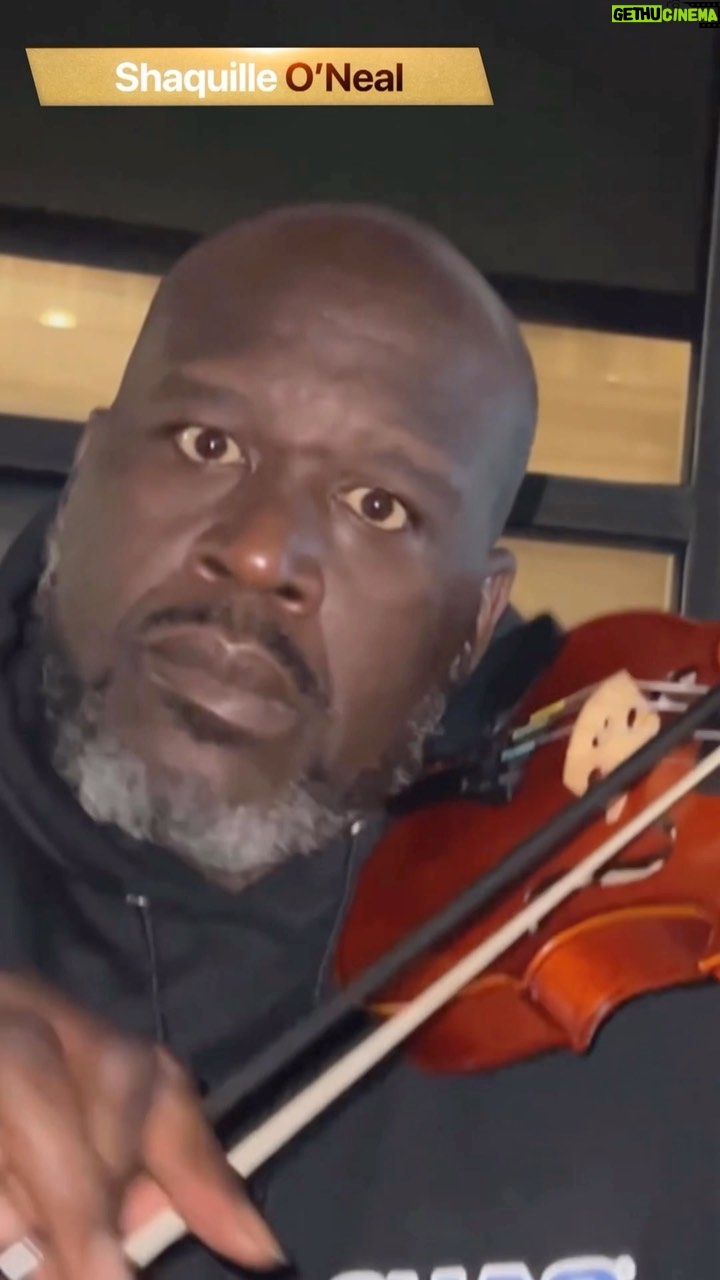 Cedric the Entertainer Instagram - Sneak peek: Tonight! Check out @shaq on an all new episode of @athomevids the CEDY awards. Ha! nice try, Shaq 🤣8/7c on @cbstv and streaming on @paramountplus @cedtheentertainer @iammaxgreenfield