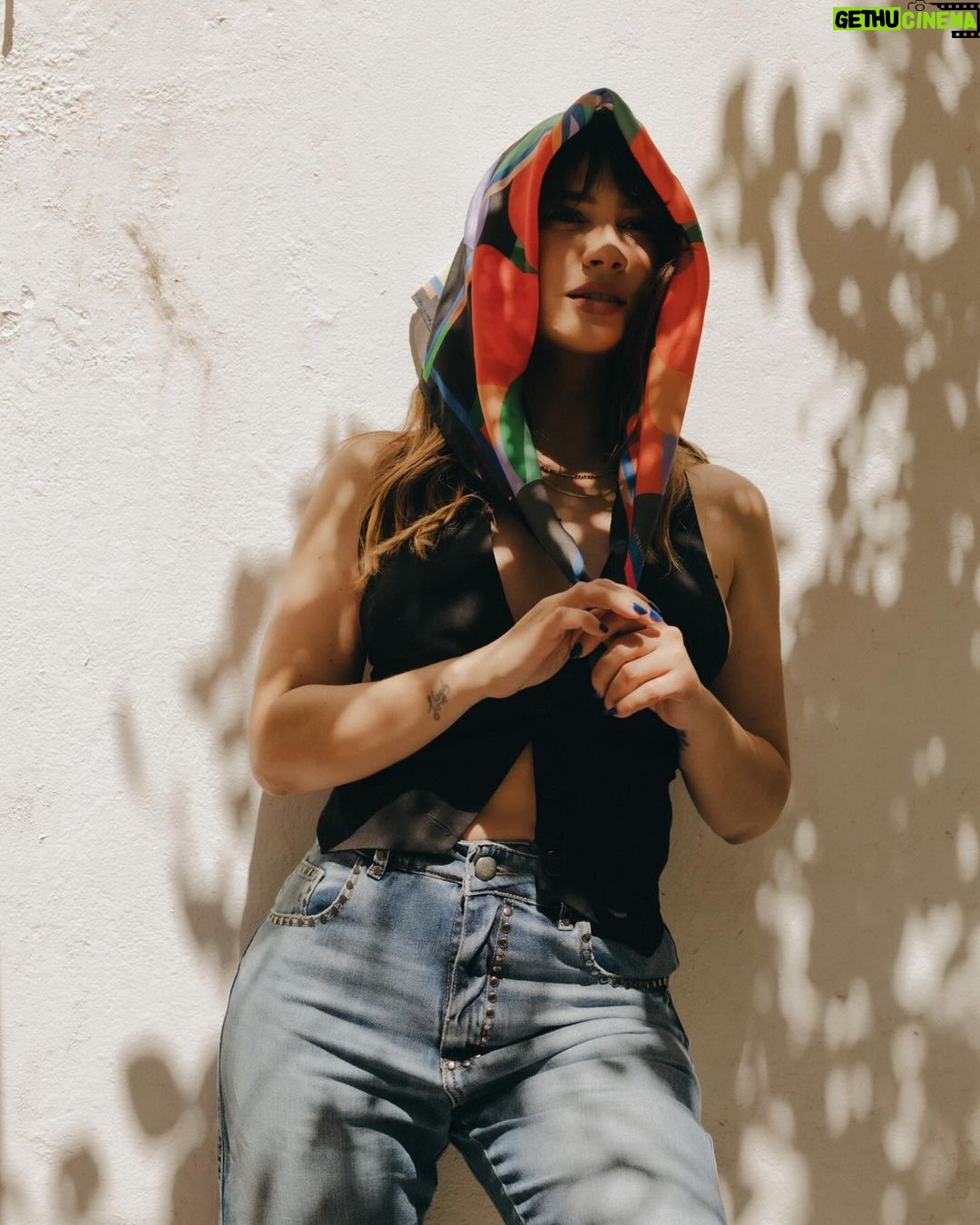 Celeste Cid Instagram - esta canción hace días en mi cabeza.. 🖼️🧡 empecé yoga y me hace muy feliz, pronto empiezo a filmar y también me hace muy feliz ..y en un mes y una semana termina el año. Fá. ( ah, y el Jean del cielo es de @saltanpepajeans ) 🧘🏻⭐️⭐️⭐️ Buenos Aires, Argentina