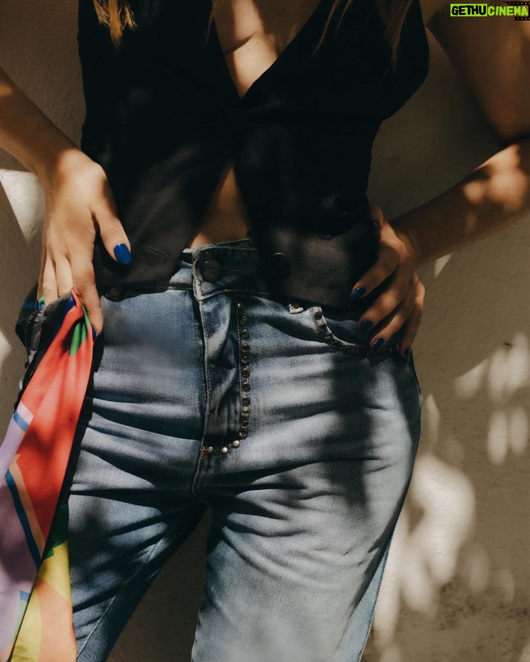 Celeste Cid Instagram - esta canción hace días en mi cabeza.. 🖼️🧡 empecé yoga y me hace muy feliz, pronto empiezo a filmar y también me hace muy feliz ..y en un mes y una semana termina el año. Fá. ( ah, y el Jean del cielo es de @saltanpepajeans ) 🧘🏻⭐️⭐️⭐️ Buenos Aires, Argentina