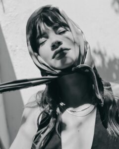 Celeste Cid Instagram - esta canción hace días en mi cabeza.. 🖼️🧡 empecé yoga y me hace muy feliz, pronto empiezo a filmar y también me hace muy feliz ..y en un mes y una semana termina el año. Fá. ( ah, y el Jean del cielo es de @saltanpepajeans ) 🧘🏻⭐️⭐️⭐️ Buenos Aires, Argentina
