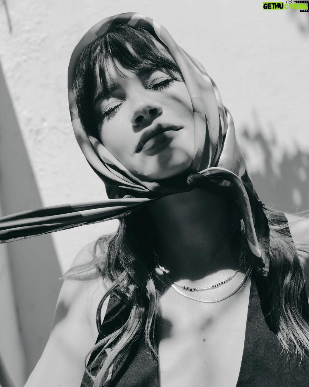 Celeste Cid Instagram - esta canción hace días en mi cabeza.. 🖼️🧡 empecé yoga y me hace muy feliz, pronto empiezo a filmar y también me hace muy feliz ..y en un mes y una semana termina el año. Fá. ( ah, y el Jean del cielo es de @saltanpepajeans ) 🧘🏻⭐️⭐️⭐️ Buenos Aires, Argentina