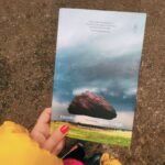 Celeste Cid Instagram - No se ve, pero estoy mirando un cartel que anuncia que los eclipses ya se empiezan a calmar y dejan de hacer tanto revuelo. El resto es Montevideo, sol, la novela que terminé, el Prado camino desde el Gran Hotel por donde anduvieron Borges y Gardel haciendo sus andadas, el gótico sigue siendo mi estilo preferido y hay un blend especial para nerviosos. 🧉 qué hermosa Montevideo, recién hoy te descubrí. Prado, Montevideo