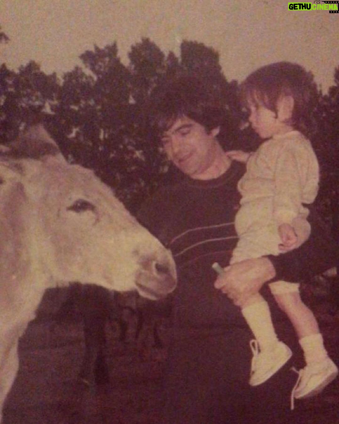 Celeste Cid Instagram - que vueles muy alto, papi. seguro ya andes charlando con todo el mundo por ahí .. ayudando a quien necesite, y a quien no también. nos faltaron algunos abrazos.. pero tuviste otras maneras de llegar y dejarnos lo importante: la vida dura un ratito, y si no hay amor no hay nada. el amor como punto de contacto más íntimo, más escondido, más vulnerable. no hay más que eso, cada vez que te extrañe te voy a buscar ahí.