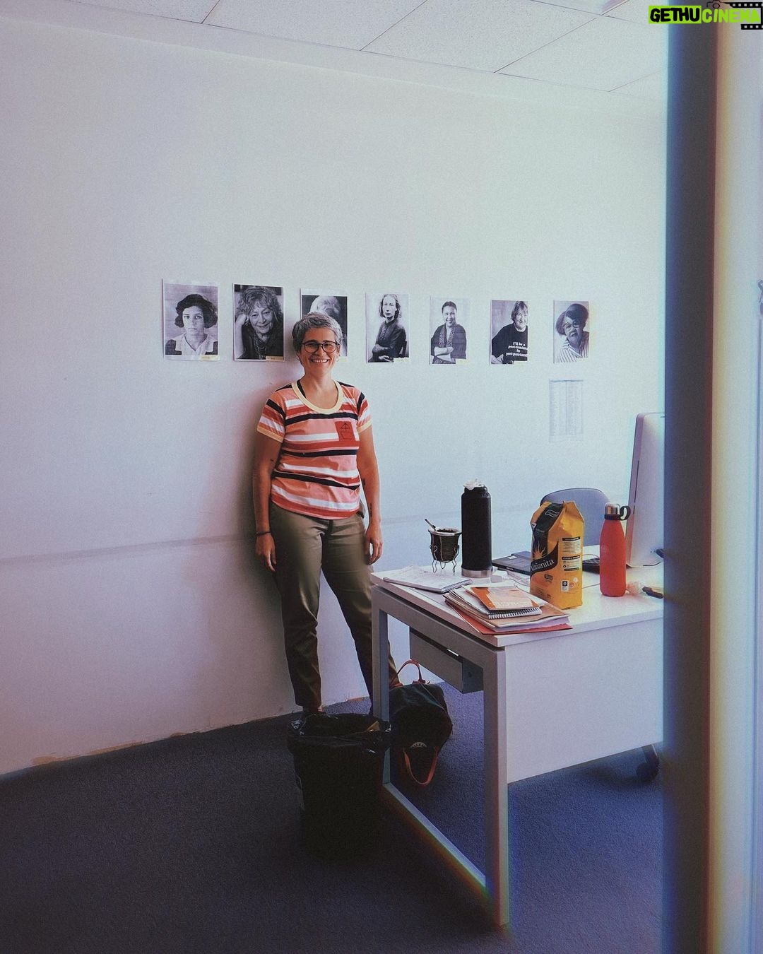 Celeste Cid Instagram - La primera es una foto que le mandé a una amiga cuando me dijo “vamos a almorzar?” y yo estaba justo entrando a @planetadelibrosar .. con quien en escasos meses editaré mi (segundo) libro / primero de ficción /. La felicidad es total. Luego está Ana, @anaojota , mi editora, con todas sus mujeres allí cuidando las batallas. Me contó la historia de cada una. Y tiene una sonrisa muy hermosa. La foto 3 es una acumulación de mundos. En la 4 se me posó un arcoíris en la mano, me detuve a mirarlo y mi hijo conmigo, se ven sus pies en la foto. La 5 es la solución a todos los problemas. La 6 lo que acabo de empezar a leer. En la 7 me acompaña lo que voy a empezar a leer, y tengo una malla de Star Wars. pd. mañana hay eclipse de Luna. Tomen agua. Argentina