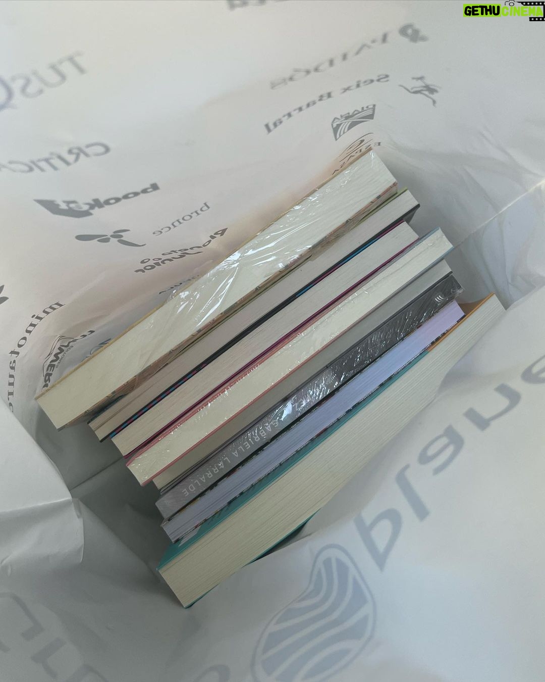 Celeste Cid Instagram - La primera es una foto que le mandé a una amiga cuando me dijo “vamos a almorzar?” y yo estaba justo entrando a @planetadelibrosar .. con quien en escasos meses editaré mi (segundo) libro / primero de ficción /. La felicidad es total. Luego está Ana, @anaojota , mi editora, con todas sus mujeres allí cuidando las batallas. Me contó la historia de cada una. Y tiene una sonrisa muy hermosa. La foto 3 es una acumulación de mundos. En la 4 se me posó un arcoíris en la mano, me detuve a mirarlo y mi hijo conmigo, se ven sus pies en la foto. La 5 es la solución a todos los problemas. La 6 lo que acabo de empezar a leer. En la 7 me acompaña lo que voy a empezar a leer, y tengo una malla de Star Wars. pd. mañana hay eclipse de Luna. Tomen agua. Argentina