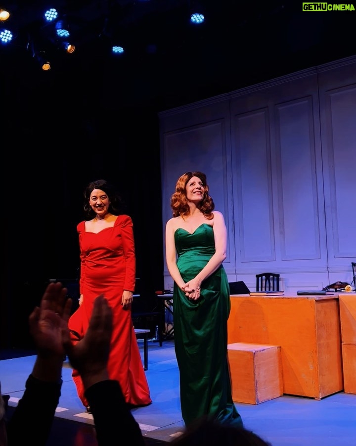 Celeste Cid Instagram - 1. lo que me gusta filmar (o: los lugares ante los que me detengo) 2. fuimos al teatro 🎭 a ver a estas hermosuras @valerialois @lorevegaok / vayan a ver La vida Extraordinaria, de @marianotenconiblanco es extraordinaria en serio 3. en ese ascensor me siento @beyonce y me dan ganas de hacer un show 4. pero como no me dedico a la música, leo. y ayer terminé este. (que paseó por autos, bares, esperas de actividades de hijo menor, espacios míos de trabajo.) es quizá la mejor novela que leí. /muchas noches contándole a mi novio lo que iba sucediendo .. como si fuera una serie con capítulos estreno, uno más magnético que el otro./ 5. lo que estoy leyendo ahora, y lo que marqué en este preciso momento, a lo que adhiero. Buenos Aires, Argentina