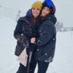 Celeste Cid Instagram - Descubrir el encanto de la montaña y tener la experiencia de esquiar por primera vez en un paisaje absolutamente mágico, de la mano de un instructor, Diego, del cual me llevo risas además de lo aprendido.. luego la tarde, parar a descansar, y comer algo rico .. (esto varias veces) y que todos los lugares sean cálidos y con una atención espectacular. Eso para mi es una experiencia Éminet. @galiciaeminent #ExperienciaÉminent #Visa @laslenasresort La pasamos increíble Gracias a toda la gente de @virgohotelspalaslenas @innsbruckcafe @ufopoint @condorpoint @elrefugiorestaurants y @jesuisraclette no lo olvidaremos 🔖❤️ gracias @anitanoseda 🎿 Las Leñas