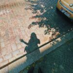 Celeste Cid Instagram - Berlín. 1. no comprendo la vida sin botas. (me gustan el amarillo y el verde cómo quedan juntos.) 2. saludo al sol. 3. decime en dónde estás sin decirme dónde estás. 4. en construcción. 5. está ahí hace - al menos - dos días 6. en Orange hacen buen café y tienen lindas flores. 7. tuve que comprar flores yo también .. 8. .. a él, que hablaba sólo japonés. no entendí que me dijo, pero elegí unas y las señalé. (ya de lejos me había enamorado de ese señor y su mundo.) Berlin, Germany