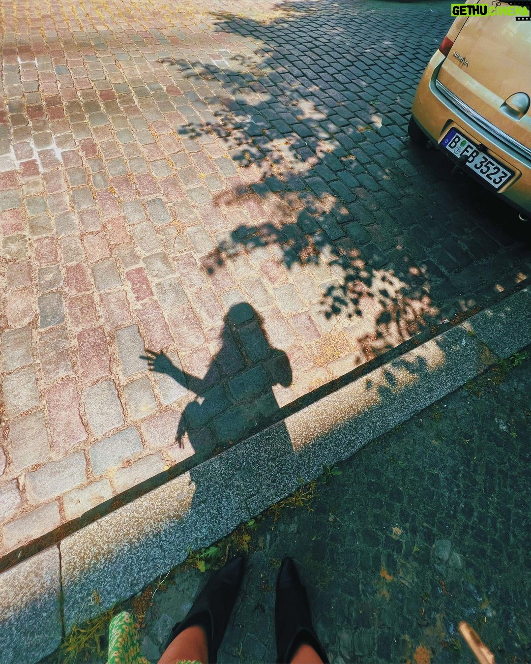Celeste Cid Instagram - Berlín. 1. no comprendo la vida sin botas. (me gustan el amarillo y el verde cómo quedan juntos.) 2. saludo al sol. 3. decime en dónde estás sin decirme dónde estás. 4. en construcción. 5. está ahí hace - al menos - dos días 6. en Orange hacen buen café y tienen lindas flores. 7. tuve que comprar flores yo también .. 8. .. a él, que hablaba sólo japonés. no entendí que me dijo, pero elegí unas y las señalé. (ya de lejos me había enamorado de ese señor y su mundo.) Berlin, Germany