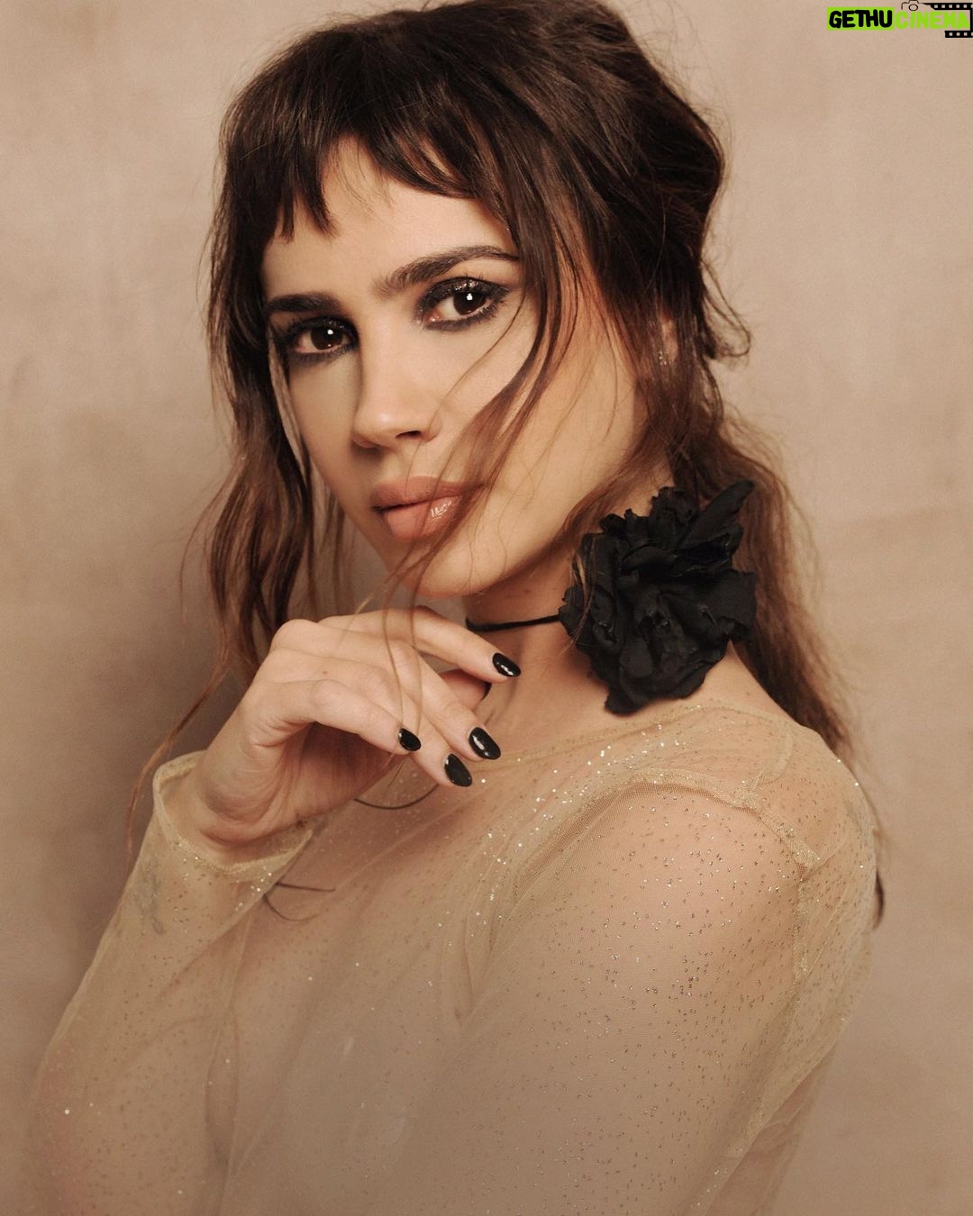 Celeste Cid Instagram - 1. de afuera parezco una tipa seria 2. mientras hago esta pose pienso en la foto 3 3. siempre mi tipo de refes 💘 ph @machadito_arte pr @luz.chiappe st @anitakorman @joti.harriague @estudio.mn m up @bettinafrumboli h @nacholopezfagalde @vardomanagement Buenos Aires, Argentina