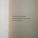 Celeste Cid Instagram - La semana pasada me regalaron este libro y ya desde la primera página supe que iba a salir modificada (algo parecido a lo que me pasó con Maleducadas, de @florfreijo .. que me dio un anteojo nuevo y abrió un mundo) No es casual que esta información llegue a mis manos en este momento: resonancia, “cómo es afuera, es adentro”, dicen (inclusive cuando lo que tenemos “adentro” muchas veces no son otra cosa que ESOS ideales del afuera que ya asumimos como propios.) La sobre-estimulación que recibimos (la cantidad de publicidades a las que estamos expuestxs cada día, en redes, en la calle, en los portales de internet) quizá sean el hilo del cual tirar para ver la rumiación interna del discurso que hay en nuestras mentes. ¿Cuánto es verdaderamente propio? Cuánto estamos intoxicadxs por las imágenes que absorbemos? Cuando la vida se parece a la vida, pero algo ahí te hace ruido; quizá mejor apagar las pantallas y ver qué nos quiere decir ese ruido ahí. En paralelo, mi hijo menor queriendo caminar sobre el río, y la luna 2 días atrás previo al temporal. Gracias @candeyatche @bellamenteorg por este libro - brújula. 🦋 Buenos Aires, Argentina