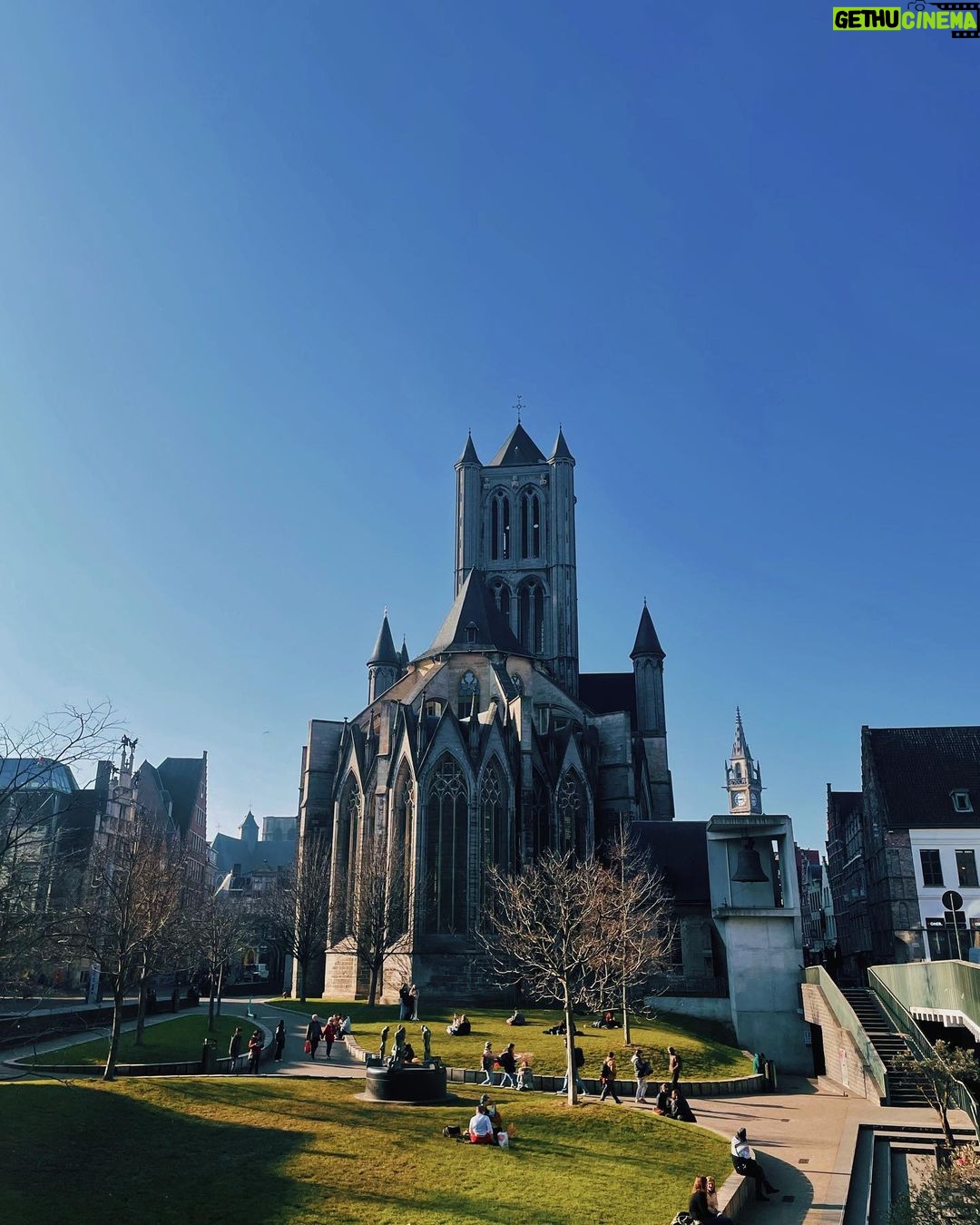 Celeste Cid Instagram - Querido diario: comencé el día en Amberes, una ciudad portuaria a 45 minutos de Bruselas. Frío. Mucho frío. Era temprano. Y el clima también húmedo del Lys. Tiene una catedral muy hermosa, y el idioma que se habla es el neerlandés. Tuve una sensación muy vívida de cómo podría haber sido la vida ahí, hace años.. con carruajes pasando, entre los comerciantes, la plaza y sus mercados. En el camino conocí a Ailyn, quien venía de Perú, también viajando, y nos pusimos a charlar. Pasado el mediodía nos fuimos hacia Gante, y directamente me enamoré. (perdón Brujas, sos muy hermosa, pero Gante es muy especial.) Quizá por ser hoy una Ciudad Universitaria y estar llena de gente muy joven y ser un polo multicultural, y encima tener ese río, además de esa catedral (San Bavón), ahí nomás de Gravensteen .. un castillo medieval con sus murallas y torres de vigilancia, híper conservado; pero -ante todo- y esto es puro gusto personal-: por la iglesia de San Nicolás. Siglo XIII y el gótico, LA APERTURA DE LOS ESPACIOS A LA LUZ, siempre va a tener una parte importante de mi corazón. Por el mismo motivo. 14.2.23