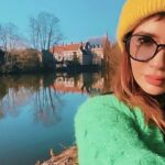 Celeste Cid Instagram - querido diario: ayer conocí Brujas. hubo sol todo el día.. parece que tuvimos suerte, ya que “en Brujas, o llueve ..o va a llover” Campanas sonando a toda hora, caballos, empedrados .. cisnes, chocolaterías y tiendas de encajes. Es cierto eso de que parece salida de un cuento. Aún así, ‘en Brujas nada es lo que parece’., suelen decir aquí. La mayor parte de los edificios son reconstrucciones, reformuladas en el siglo XIX. dato 1: las fachadas escalonadas se deben a que de esta manera era más fácil subir a los tejados a limpiar las chimeneas o a quitar la nieve. dato 2: el nombre viene de (puente), no es por ninguna hechicera o leyenda mágica. dato 3: las croquetas de queso son una perdición, y los waffles en Chez Albert, son nubes directamente. pd: los pájaros son más libres en Brujas. .. o eso es lo que parece. Brujas, Bélgica