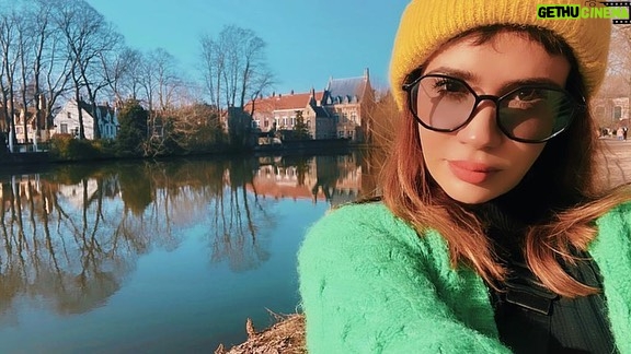 Celeste Cid Instagram - querido diario: ayer conocí Brujas. hubo sol todo el día.. parece que tuvimos suerte, ya que “en Brujas, o llueve ..o va a llover” Campanas sonando a toda hora, caballos, empedrados .. cisnes, chocolaterías y tiendas de encajes. Es cierto eso de que parece salida de un cuento. Aún así, ‘en Brujas nada es lo que parece’., suelen decir aquí. La mayor parte de los edificios son reconstrucciones, reformuladas en el siglo XIX. dato 1: las fachadas escalonadas se deben a que de esta manera era más fácil subir a los tejados a limpiar las chimeneas o a quitar la nieve. dato 2: el nombre viene de (puente), no es por ninguna hechicera o leyenda mágica. dato 3: las croquetas de queso son una perdición, y los waffles en Chez Albert, son nubes directamente. pd: los pájaros son más libres en Brujas. .. o eso es lo que parece. Brujas, Bélgica
