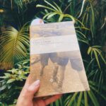 Celeste Cid Instagram - Empecé a leer este libro hace 3 días. Es una maravilla, había empezado otro y no me enganchó. - No me gusta escribir acá cuál era el otro, porque los libros no siempre tienen la “culpa”, a veces simplemente es cuestión de tiempo, y de resonancias más personales.- Esa caminata con mis hijos fue muy hermosa, André hizo ese gesto muy precioso, como es todo él. El otro video fue medio sin querer (acaso esta canción suena mejor en las radios que en las redes sociales?) Es cierto que podemos comprar nuestras propias flores, y también es cierto que por eso a veces es tan lindo cuando alguien te las regala. Éstas me la regalaron cuando terminé de filmar. Representan muy bien la sensación con la que volví a casa. 🌻 Buenos Aires, Argentina