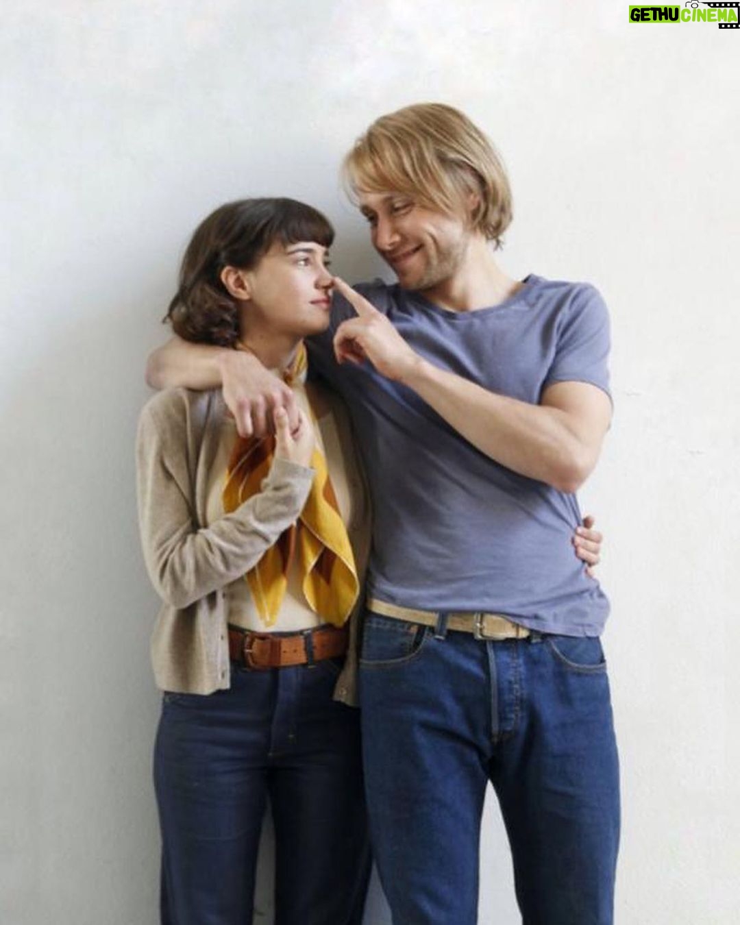 Celeste Cid Instagram - Durante todo febrero, Malba Cine estrenará el último trabajo de mi amada Jeanine Meerapfel, UNA MUJER (2022); este estreno irá acompañado con una retrospectiva de su obra. Con ella compartí uno de mis trabajos más queridos, El amigo alemán (DER DEUTSCHE FREUND) .. toda su exigencia amorosa, días con sus noches enteras estudiando un idioma -hasta ese momento- aún ajeno. Para quienes quieran, Jueves 9 / 21 hs Domingo 12 / 22 hs en @museomalba 🌻 ph @elfotografoerrante Köln, Germany