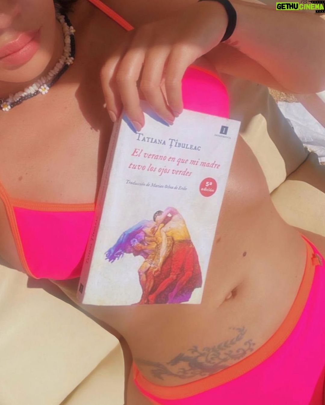 Celeste Cid Instagram - último día de los 742 que tuvo enero. terminé esta hermosura 📖, fuerte y contundente, directo a los huesos. casi que leí el final junto al mar y lloré en silencio, aunque no es real que haya silencio en una playa. 🌬️ qué bendición viajar, qué bendición la amistad, sus rutas y caminos. pd: el último video es de cuando tomamos el spa del @villesaintgermain con @luz.chiappe y @cecialvarezo 🍉 Cariló
