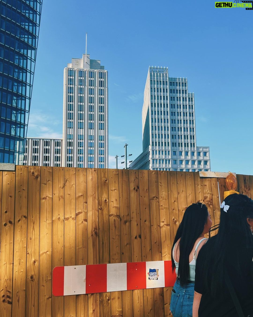 Celeste Cid Instagram - Berlín. 1. no comprendo la vida sin botas. (me gustan el amarillo y el verde cómo quedan juntos.) 2. saludo al sol. 3. decime en dónde estás sin decirme dónde estás. 4. en construcción. 5. está ahí hace - al menos - dos días 6. en Orange hacen buen café y tienen lindas flores. 7. tuve que comprar flores yo también .. 8. .. a él, que hablaba sólo japonés. no entendí que me dijo, pero elegí unas y las señalé. (ya de lejos me había enamorado de ese señor y su mundo.) Berlin, Germany