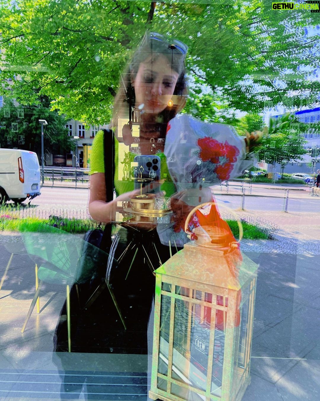 Celeste Cid Instagram - Berlín. 1. no comprendo la vida sin botas. (me gustan el amarillo y el verde cómo quedan juntos.) 2. saludo al sol. 3. decime en dónde estás sin decirme dónde estás. 4. en construcción. 5. está ahí hace - al menos - dos días 6. en Orange hacen buen café y tienen lindas flores. 7. tuve que comprar flores yo también .. 8. .. a él, que hablaba sólo japonés. no entendí que me dijo, pero elegí unas y las señalé. (ya de lejos me había enamorado de ese señor y su mundo.) Berlin, Germany