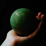 Celeste Cid Instagram - i n t i m i d a d página 25. interior sensación pensamiento de E. (que es el personaje femenino de la historia), dice: “Hora de dormir. Vino a darme el beso de las buenas noches y apagó la luz antes de cerrar la puerta. Un contacto superficial, vacío, carente de amorosidad. Sólo aquel vacuo ritual, su mímica. Esto era lo habitual. Se repetía cada noche. “ Así comienza esta escena, y así continúa. Video: @elefantediamante 💚 Quién ya lo leyó?
