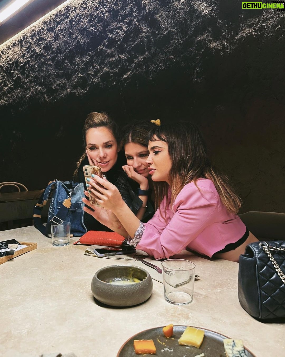 Celeste Cid Instagram - ayer, junto a una Negra 🌷 @m.klooster y una Jula 🪸 @julietanaircalvo capturadas por @nicovazquezok y @luz.chiappe mientras nos mostrábamos cosas 💕 Buenos Aires, Argentina