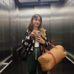 Celeste Cid Instagram - La primera es una foto que le mandé a una amiga cuando me dijo “vamos a almorzar?” y yo estaba justo entrando a @planetadelibrosar .. con quien en escasos meses editaré mi (segundo) libro / primero de ficción /. La felicidad es total. Luego está Ana, @anaojota , mi editora, con todas sus mujeres allí cuidando las batallas. Me contó la historia de cada una. Y tiene una sonrisa muy hermosa. La foto 3 es una acumulación de mundos. En la 4 se me posó un arcoíris en la mano, me detuve a mirarlo y mi hijo conmigo, se ven sus pies en la foto. La 5 es la solución a todos los problemas. La 6 lo que acabo de empezar a leer. En la 7 me acompaña lo que voy a empezar a leer, y tengo una malla de Star Wars. pd. mañana hay eclipse de Luna. Tomen agua. Argentina