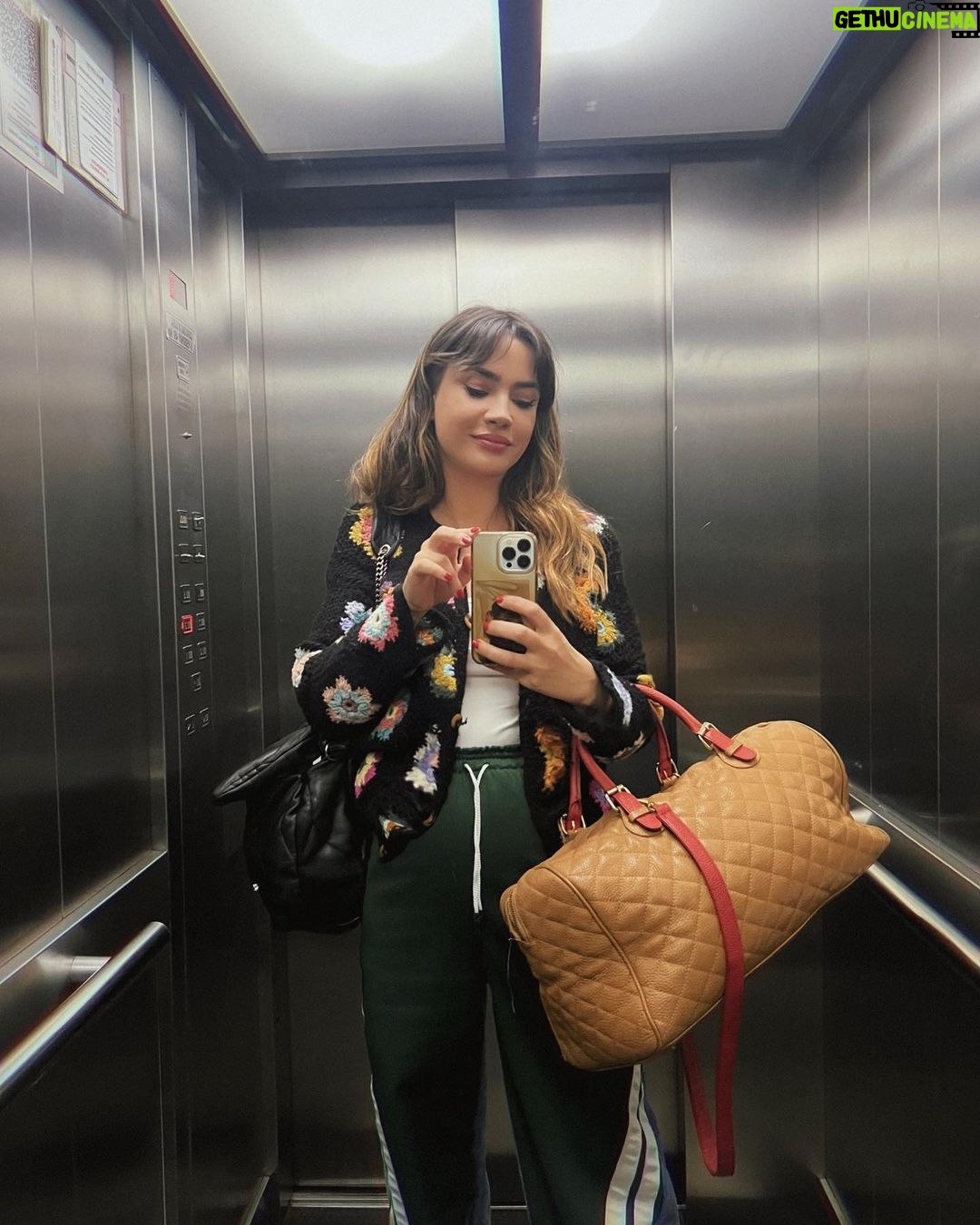 Celeste Cid Instagram - La primera es una foto que le mandé a una amiga cuando me dijo “vamos a almorzar?” y yo estaba justo entrando a @planetadelibrosar .. con quien en escasos meses editaré mi (segundo) libro / primero de ficción /. La felicidad es total. Luego está Ana, @anaojota , mi editora, con todas sus mujeres allí cuidando las batallas. Me contó la historia de cada una. Y tiene una sonrisa muy hermosa. La foto 3 es una acumulación de mundos. En la 4 se me posó un arcoíris en la mano, me detuve a mirarlo y mi hijo conmigo, se ven sus pies en la foto. La 5 es la solución a todos los problemas. La 6 lo que acabo de empezar a leer. En la 7 me acompaña lo que voy a empezar a leer, y tengo una malla de Star Wars. pd. mañana hay eclipse de Luna. Tomen agua. Argentina