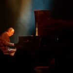 Celeste Cid Instagram - En agosto del año pasado saqué un ticket para ver a @chilly_gonzales . Desde ese día esperé este viaje. 1. El tren hacia Friburgo 2. Friburgo, y su calma 3. La música, pegamento de todo lo que existe 4. MC, Sporty Spice pd: el disco ‘Solo Piano’ lo escuchábamos con @aluhorvilleur de un año .. debe haber sido nuestro disco favorito por aquellos días Pd 2: me gustan las cosas que se construyen con y en el tiempo Konzerthaus Freiburg