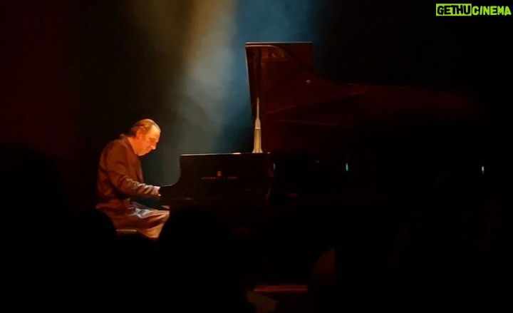 Celeste Cid Instagram - En agosto del año pasado saqué un ticket para ver a @chilly_gonzales . Desde ese día esperé este viaje. 1. El tren hacia Friburgo 2. Friburgo, y su calma 3. La música, pegamento de todo lo que existe 4. MC, Sporty Spice pd: el disco ‘Solo Piano’ lo escuchábamos con @aluhorvilleur de un año .. debe haber sido nuestro disco favorito por aquellos días Pd 2: me gustan las cosas que se construyen con y en el tiempo Konzerthaus Freiburg