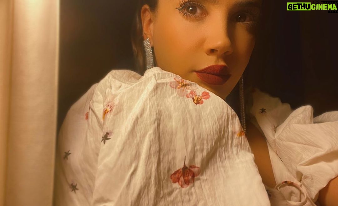 Celeste Cid Instagram - En agosto del año pasado saqué un ticket para ver a @chilly_gonzales . Desde ese día esperé este viaje. 1. El tren hacia Friburgo 2. Friburgo, y su calma 3. La música, pegamento de todo lo que existe 4. MC, Sporty Spice pd: el disco ‘Solo Piano’ lo escuchábamos con @aluhorvilleur de un año .. debe haber sido nuestro disco favorito por aquellos días Pd 2: me gustan las cosas que se construyen con y en el tiempo Konzerthaus Freiburg