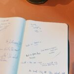 Celeste Cid Instagram - Apenas llegué a Berlín, dejé la valija y fui en búsqueda de comida. Caminé literalmente una cuadra y me encontré con esa imagen de Anna Frank. Por supuesto entré. Era su museo, dentro de un patio abierto lleno de murales de mil colores; estuve un largo rato ahí (el museo tiene un sector con computadoras donde se puede ver individualmente un breve documental de media hora acerca del contexto de esa época, y de la familia de Anna, claro.) Me conmovió mucho una entrevista a Otto Frank, su papá, contando que incluso para él mismo fue una sorpresa el diario (Otto fue el único sobreviviente), no por el diario en si, sino porque él había conocido a una Anna muy distinta a la que ahí “hablaba”, y pensaba, y cuestionaba con tanta sensibilidad y agudeza aquellos días. El diario debe haber sido uno de los libros que más regalé cuando era chica. Siempre tuve una afinidad muy especial con esta historia .. sobre todo con lo que en esa última carta dice -ella no sabía que esa iba a ser la última carta- Qué energía tan potente tiene este lugar. Seguramente este va a ser uno de los viajes más importantes de mi vida. Seguramente ya lo esté siendo. 21.02.23 pd: el resto es el vietnamita vegetariano en el que casi que “viví”, murales, la torre de televisión, la vista de mi ventana y Jeanine, cuando no me dice “monstruo”. pd 2: no nos durmamos, que no hay nada sin libertad. Berlin, Germany