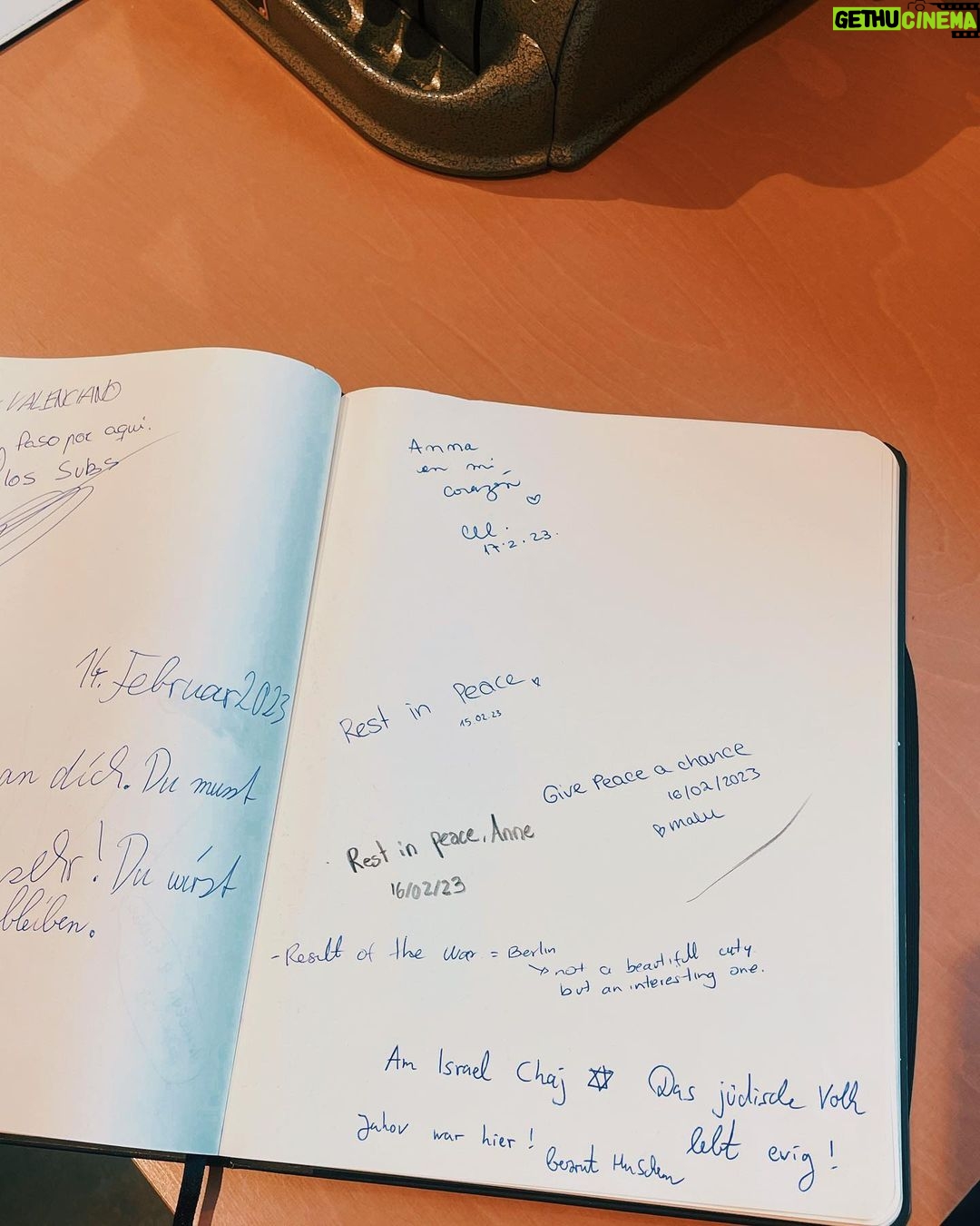 Celeste Cid Instagram - Apenas llegué a Berlín, dejé la valija y fui en búsqueda de comida. Caminé literalmente una cuadra y me encontré con esa imagen de Anna Frank. Por supuesto entré. Era su museo, dentro de un patio abierto lleno de murales de mil colores; estuve un largo rato ahí (el museo tiene un sector con computadoras donde se puede ver individualmente un breve documental de media hora acerca del contexto de esa época, y de la familia de Anna, claro.) Me conmovió mucho una entrevista a Otto Frank, su papá, contando que incluso para él mismo fue una sorpresa el diario (Otto fue el único sobreviviente), no por el diario en si, sino porque él había conocido a una Anna muy distinta a la que ahí “hablaba”, y pensaba, y cuestionaba con tanta sensibilidad y agudeza aquellos días. El diario debe haber sido uno de los libros que más regalé cuando era chica. Siempre tuve una afinidad muy especial con esta historia .. sobre todo con lo que en esa última carta dice -ella no sabía que esa iba a ser la última carta- Qué energía tan potente tiene este lugar. Seguramente este va a ser uno de los viajes más importantes de mi vida. Seguramente ya lo esté siendo. 21.02.23 pd: el resto es el vietnamita vegetariano en el que casi que “viví”, murales, la torre de televisión, la vista de mi ventana y Jeanine, cuando no me dice “monstruo”. pd 2: no nos durmamos, que no hay nada sin libertad. Berlin, Germany