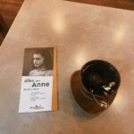Celeste Cid Instagram - Apenas llegué a Berlín, dejé la valija y fui en búsqueda de comida. Caminé literalmente una cuadra y me encontré con esa imagen de Anna Frank. Por supuesto entré. Era su museo, dentro de un patio abierto lleno de murales de mil colores; estuve un largo rato ahí (el museo tiene un sector con computadoras donde se puede ver individualmente un breve documental de media hora acerca del contexto de esa época, y de la familia de Anna, claro.) Me conmovió mucho una entrevista a Otto Frank, su papá, contando que incluso para él mismo fue una sorpresa el diario (Otto fue el único sobreviviente), no por el diario en si, sino porque él había conocido a una Anna muy distinta a la que ahí “hablaba”, y pensaba, y cuestionaba con tanta sensibilidad y agudeza aquellos días. El diario debe haber sido uno de los libros que más regalé cuando era chica. Siempre tuve una afinidad muy especial con esta historia .. sobre todo con lo que en esa última carta dice -ella no sabía que esa iba a ser la última carta- Qué energía tan potente tiene este lugar. Seguramente este va a ser uno de los viajes más importantes de mi vida. Seguramente ya lo esté siendo. 21.02.23 pd: el resto es el vietnamita vegetariano en el que casi que “viví”, murales, la torre de televisión, la vista de mi ventana y Jeanine, cuando no me dice “monstruo”. pd 2: no nos durmamos, que no hay nada sin libertad. Berlin, Germany