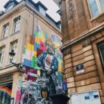 Celeste Cid Instagram - Bruselas. los comics, los murales, el Manneken Pis, los chocolates, las papitas, los cuberdons -sobre todo el de frambuesa y miel-, el museo de Magritte, Magritte, el surrealismo y esa frase en la pared: “la rebelión es un reflejo del hombre vivo” pd: el video es de un lugar al que entré bastante de ‘casualidad’. me llamó la atención un gran portón semi abierto, me asomé y era un gran patio interno que comunicaba muchas puertas y habitaciones. un cartel decía “un lugar donde ser nosotrxs mismxs, cuidarnos y crear una comunidad diferente donde vivir y mostrar quienes somos, lesbianas, intersex, asexuales, bi, gays, trans y queers.” luego me enteré que es un lugar donde hay diversos eventos culturales .. con el proyecto de acceso a empleos temporales para la comunidad LGTBQIA+. se llama @grandscarmes 🌈❤️ Bruselas - Bélgica