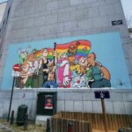 Celeste Cid Instagram - Bruselas. los comics, los murales, el Manneken Pis, los chocolates, las papitas, los cuberdons -sobre todo el de frambuesa y miel-, el museo de Magritte, Magritte, el surrealismo y esa frase en la pared: “la rebelión es un reflejo del hombre vivo” pd: el video es de un lugar al que entré bastante de ‘casualidad’. me llamó la atención un gran portón semi abierto, me asomé y era un gran patio interno que comunicaba muchas puertas y habitaciones. un cartel decía “un lugar donde ser nosotrxs mismxs, cuidarnos y crear una comunidad diferente donde vivir y mostrar quienes somos, lesbianas, intersex, asexuales, bi, gays, trans y queers.” luego me enteré que es un lugar donde hay diversos eventos culturales .. con el proyecto de acceso a empleos temporales para la comunidad LGTBQIA+. se llama @grandscarmes 🌈❤️ Bruselas - Bélgica