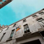 Celeste Cid Instagram - Bruselas. los comics, los murales, el Manneken Pis, los chocolates, las papitas, los cuberdons -sobre todo el de frambuesa y miel-, el museo de Magritte, Magritte, el surrealismo y esa frase en la pared: “la rebelión es un reflejo del hombre vivo” pd: el video es de un lugar al que entré bastante de ‘casualidad’. me llamó la atención un gran portón semi abierto, me asomé y era un gran patio interno que comunicaba muchas puertas y habitaciones. un cartel decía “un lugar donde ser nosotrxs mismxs, cuidarnos y crear una comunidad diferente donde vivir y mostrar quienes somos, lesbianas, intersex, asexuales, bi, gays, trans y queers.” luego me enteré que es un lugar donde hay diversos eventos culturales .. con el proyecto de acceso a empleos temporales para la comunidad LGTBQIA+. se llama @grandscarmes 🌈❤️ Bruselas - Bélgica