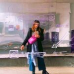 Celeste Cid Instagram - Bruselas. los comics, los murales, el Manneken Pis, los chocolates, las papitas, los cuberdons -sobre todo el de frambuesa y miel-, el museo de Magritte, Magritte, el surrealismo y esa frase en la pared: “la rebelión es un reflejo del hombre vivo” pd: el video es de un lugar al que entré bastante de ‘casualidad’. me llamó la atención un gran portón semi abierto, me asomé y era un gran patio interno que comunicaba muchas puertas y habitaciones. un cartel decía “un lugar donde ser nosotrxs mismxs, cuidarnos y crear una comunidad diferente donde vivir y mostrar quienes somos, lesbianas, intersex, asexuales, bi, gays, trans y queers.” luego me enteré que es un lugar donde hay diversos eventos culturales .. con el proyecto de acceso a empleos temporales para la comunidad LGTBQIA+. se llama @grandscarmes 🌈❤️ Bruselas - Bélgica