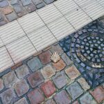 Celeste Cid Instagram - Bruselas. los comics, los murales, el Manneken Pis, los chocolates, las papitas, los cuberdons -sobre todo el de frambuesa y miel-, el museo de Magritte, Magritte, el surrealismo y esa frase en la pared: “la rebelión es un reflejo del hombre vivo” pd: el video es de un lugar al que entré bastante de ‘casualidad’. me llamó la atención un gran portón semi abierto, me asomé y era un gran patio interno que comunicaba muchas puertas y habitaciones. un cartel decía “un lugar donde ser nosotrxs mismxs, cuidarnos y crear una comunidad diferente donde vivir y mostrar quienes somos, lesbianas, intersex, asexuales, bi, gays, trans y queers.” luego me enteré que es un lugar donde hay diversos eventos culturales .. con el proyecto de acceso a empleos temporales para la comunidad LGTBQIA+. se llama @grandscarmes 🌈❤️ Bruselas - Bélgica