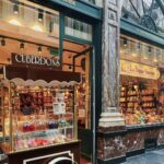 Celeste Cid Instagram - Bruselas. los comics, los murales, el Manneken Pis, los chocolates, las papitas, los cuberdons -sobre todo el de frambuesa y miel-, el museo de Magritte, Magritte, el surrealismo y esa frase en la pared: “la rebelión es un reflejo del hombre vivo” pd: el video es de un lugar al que entré bastante de ‘casualidad’. me llamó la atención un gran portón semi abierto, me asomé y era un gran patio interno que comunicaba muchas puertas y habitaciones. un cartel decía “un lugar donde ser nosotrxs mismxs, cuidarnos y crear una comunidad diferente donde vivir y mostrar quienes somos, lesbianas, intersex, asexuales, bi, gays, trans y queers.” luego me enteré que es un lugar donde hay diversos eventos culturales .. con el proyecto de acceso a empleos temporales para la comunidad LGTBQIA+. se llama @grandscarmes 🌈❤️ Bruselas - Bélgica