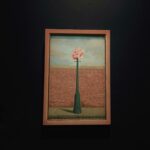 Celeste Cid Instagram - Bruselas. los comics, los murales, el Manneken Pis, los chocolates, las papitas, los cuberdons -sobre todo el de frambuesa y miel-, el museo de Magritte, Magritte, el surrealismo y esa frase en la pared: “la rebelión es un reflejo del hombre vivo” pd: el video es de un lugar al que entré bastante de ‘casualidad’. me llamó la atención un gran portón semi abierto, me asomé y era un gran patio interno que comunicaba muchas puertas y habitaciones. un cartel decía “un lugar donde ser nosotrxs mismxs, cuidarnos y crear una comunidad diferente donde vivir y mostrar quienes somos, lesbianas, intersex, asexuales, bi, gays, trans y queers.” luego me enteré que es un lugar donde hay diversos eventos culturales .. con el proyecto de acceso a empleos temporales para la comunidad LGTBQIA+. se llama @grandscarmes 🌈❤️ Bruselas - Bélgica