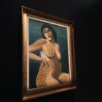 Celeste Cid Instagram - Bruselas. los comics, los murales, el Manneken Pis, los chocolates, las papitas, los cuberdons -sobre todo el de frambuesa y miel-, el museo de Magritte, Magritte, el surrealismo y esa frase en la pared: “la rebelión es un reflejo del hombre vivo” pd: el video es de un lugar al que entré bastante de ‘casualidad’. me llamó la atención un gran portón semi abierto, me asomé y era un gran patio interno que comunicaba muchas puertas y habitaciones. un cartel decía “un lugar donde ser nosotrxs mismxs, cuidarnos y crear una comunidad diferente donde vivir y mostrar quienes somos, lesbianas, intersex, asexuales, bi, gays, trans y queers.” luego me enteré que es un lugar donde hay diversos eventos culturales .. con el proyecto de acceso a empleos temporales para la comunidad LGTBQIA+. se llama @grandscarmes 🌈❤️ Bruselas - Bélgica