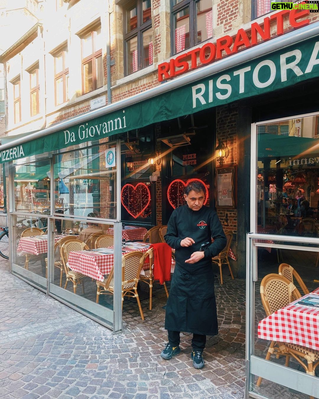 Celeste Cid Instagram - Querido diario: comencé el día en Amberes, una ciudad portuaria a 45 minutos de Bruselas. Frío. Mucho frío. Era temprano. Y el clima también húmedo del Lys. Tiene una catedral muy hermosa, y el idioma que se habla es el neerlandés. Tuve una sensación muy vívida de cómo podría haber sido la vida ahí, hace años.. con carruajes pasando, entre los comerciantes, la plaza y sus mercados. En el camino conocí a Ailyn, quien venía de Perú, también viajando, y nos pusimos a charlar. Pasado el mediodía nos fuimos hacia Gante, y directamente me enamoré. (perdón Brujas, sos muy hermosa, pero Gante es muy especial.) Quizá por ser hoy una Ciudad Universitaria y estar llena de gente muy joven y ser un polo multicultural, y encima tener ese río, además de esa catedral (San Bavón), ahí nomás de Gravensteen .. un castillo medieval con sus murallas y torres de vigilancia, híper conservado; pero -ante todo- y esto es puro gusto personal-: por la iglesia de San Nicolás. Siglo XIII y el gótico, LA APERTURA DE LOS ESPACIOS A LA LUZ, siempre va a tener una parte importante de mi corazón. Por el mismo motivo. 14.2.23