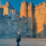 Celeste Cid Instagram - Querido diario: comencé el día en Amberes, una ciudad portuaria a 45 minutos de Bruselas. Frío. Mucho frío. Era temprano. Y el clima también húmedo del Lys. Tiene una catedral muy hermosa, y el idioma que se habla es el neerlandés. Tuve una sensación muy vívida de cómo podría haber sido la vida ahí, hace años.. con carruajes pasando, entre los comerciantes, la plaza y sus mercados. En el camino conocí a Ailyn, quien venía de Perú, también viajando, y nos pusimos a charlar. Pasado el mediodía nos fuimos hacia Gante, y directamente me enamoré. (perdón Brujas, sos muy hermosa, pero Gante es muy especial.) Quizá por ser hoy una Ciudad Universitaria y estar llena de gente muy joven y ser un polo multicultural, y encima tener ese río, además de esa catedral (San Bavón), ahí nomás de Gravensteen .. un castillo medieval con sus murallas y torres de vigilancia, híper conservado; pero -ante todo- y esto es puro gusto personal-: por la iglesia de San Nicolás. Siglo XIII y el gótico, LA APERTURA DE LOS ESPACIOS A LA LUZ, siempre va a tener una parte importante de mi corazón. Por el mismo motivo. 14.2.23